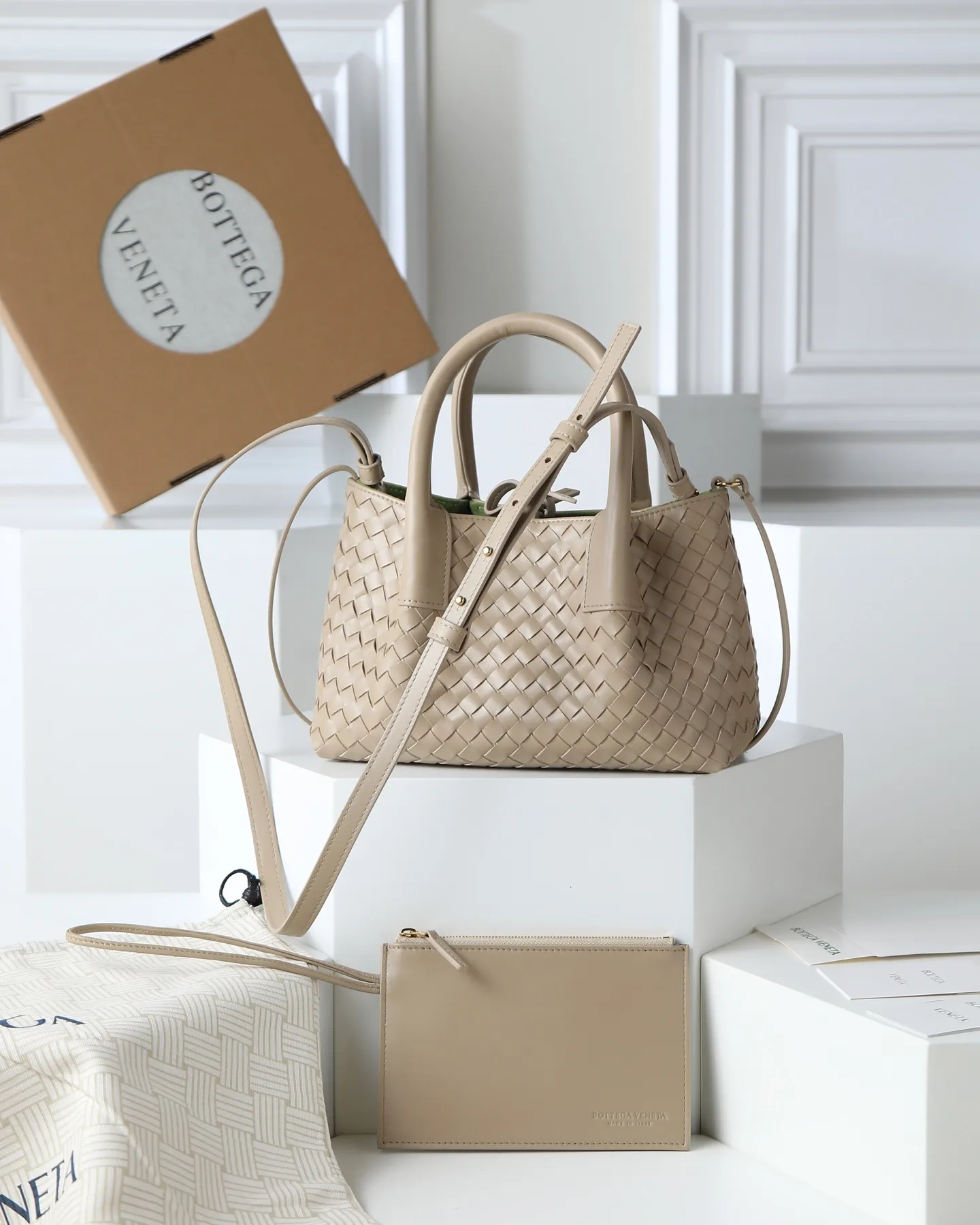 1000. BOTTEGA VENETA's 2025 new product pinacoteca has super soft leather, and the weaving function, practicality and relaxed fashion sense have not been lost ❤️‍🔥Amway is a must-have bag for sisters when going out. The size also accurately meets the commuting needs of urban beauties, and it can fit everything! ! ! 🔥The capacity should not be underestimated~ It doesn’t pick the person, the occasion, or the occasion. With its majestic curved outline, exquisite woven texture, delicate edges and rounded handles, this woven vegetable basket bag truly achieves the goal of “dressing up and being fashionable without getting in the way”~ Are you interested in Jimei? Style number: 819004 Size: 24*15*12cm